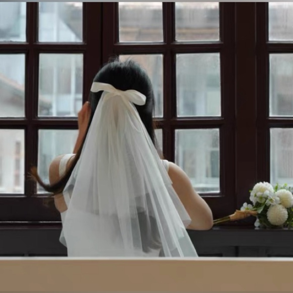 Short Wedding Veil with Slim Silk Bow - Picture 4 of 6
